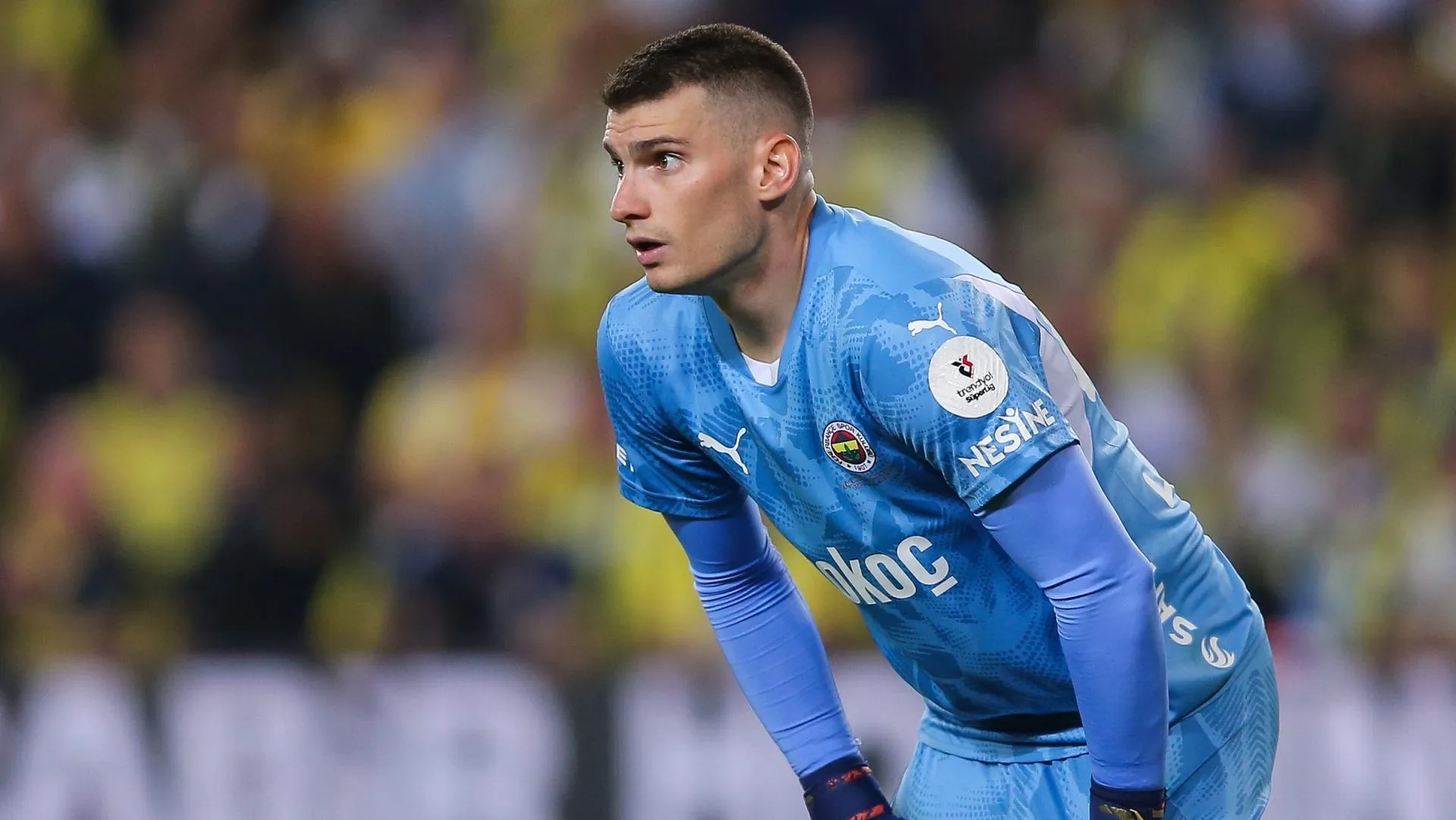 Dominik Livaković em jogo do Fenerbahçe. Foto: Ahmad Mora/Getty Images