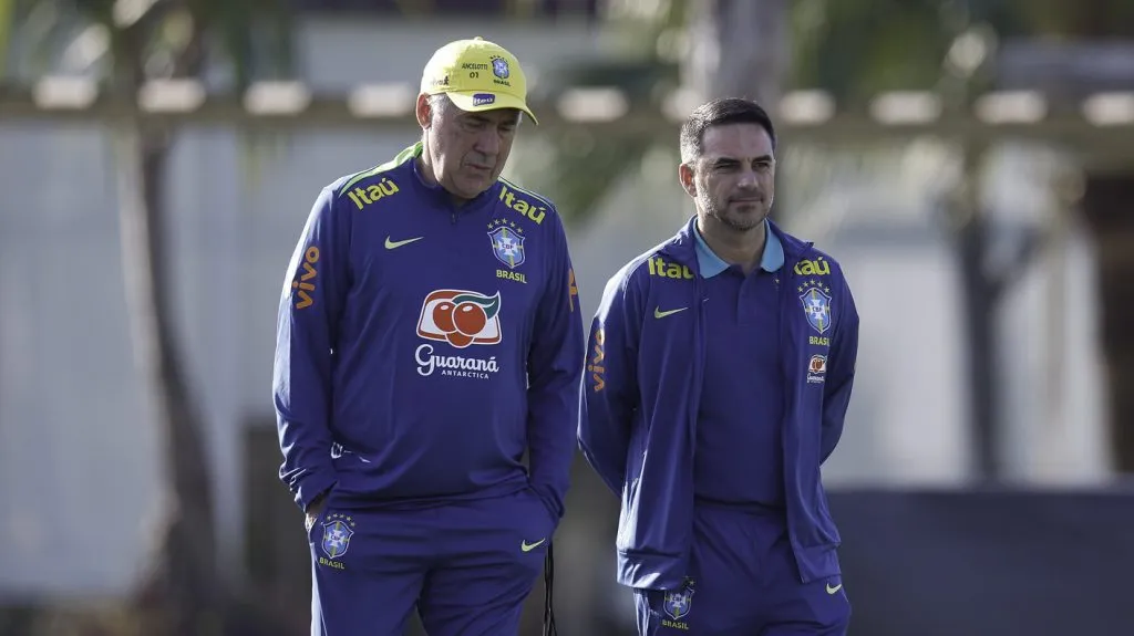 Ancelotti e Rodrigo Caetano caminham no CT Joaquim Grava
