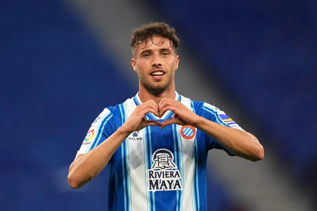 Alvo do Santos, Javi Puado, com a camisa azul e branca do Espanyol 