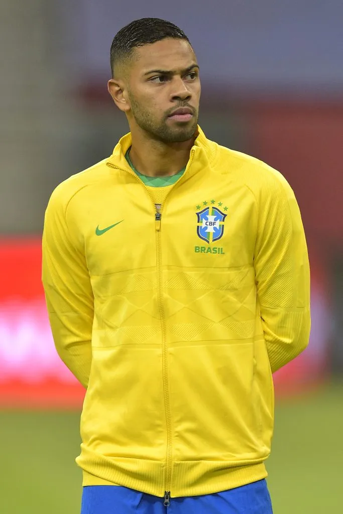 Renan Lodi, com a camisa amarela da Seleção Brasileira