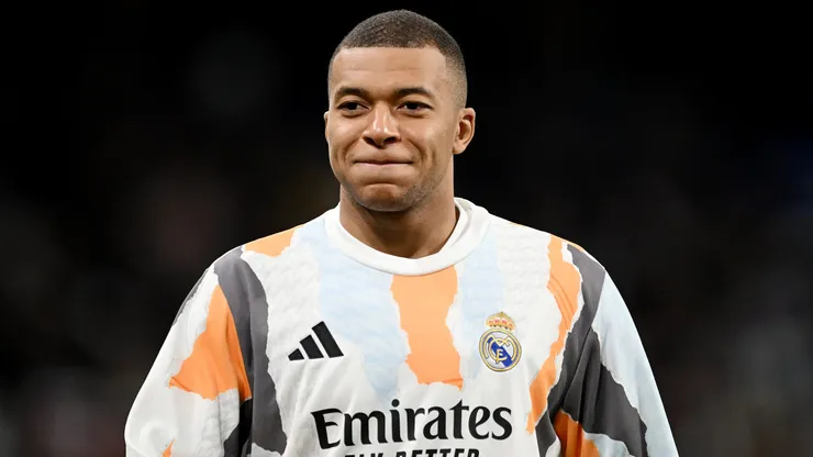 Após dias afastado por conta de uma gastroenterite aguda, Kylian Mbappé retornou aos gramados nesta quinta-feira e deu os primeiros passos rumo à recuperação total. Foto: Denis Doyle
