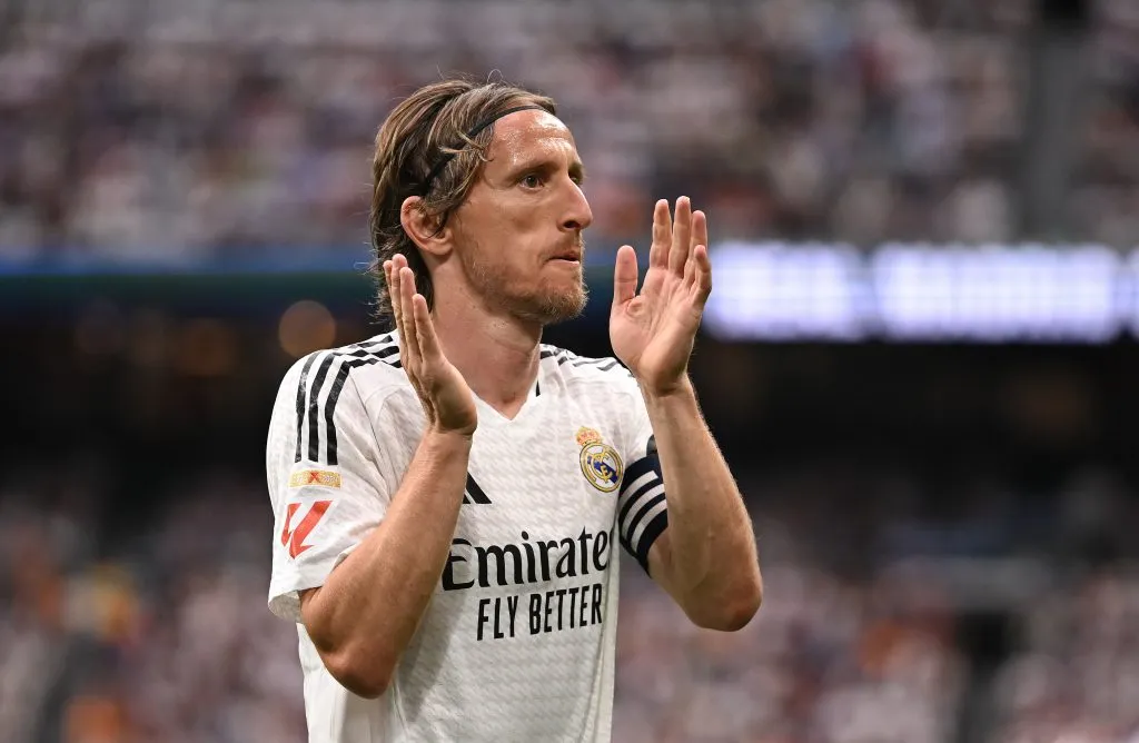 Modric bate palmas para a torcida