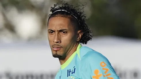 Raphinha estava suspenso. (Photo by Miguel Schincariol/Getty Images)