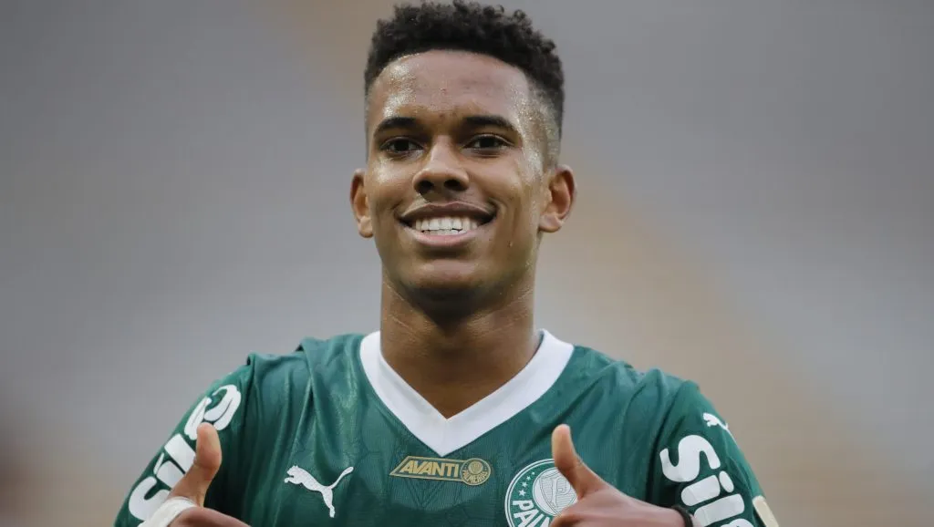 Estêvão, com a camisa verde do Palmeiras