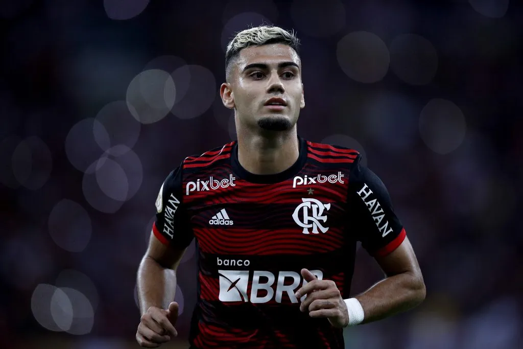 Andreas Pereira, com a camisa vermelha e preta do Flamengo
