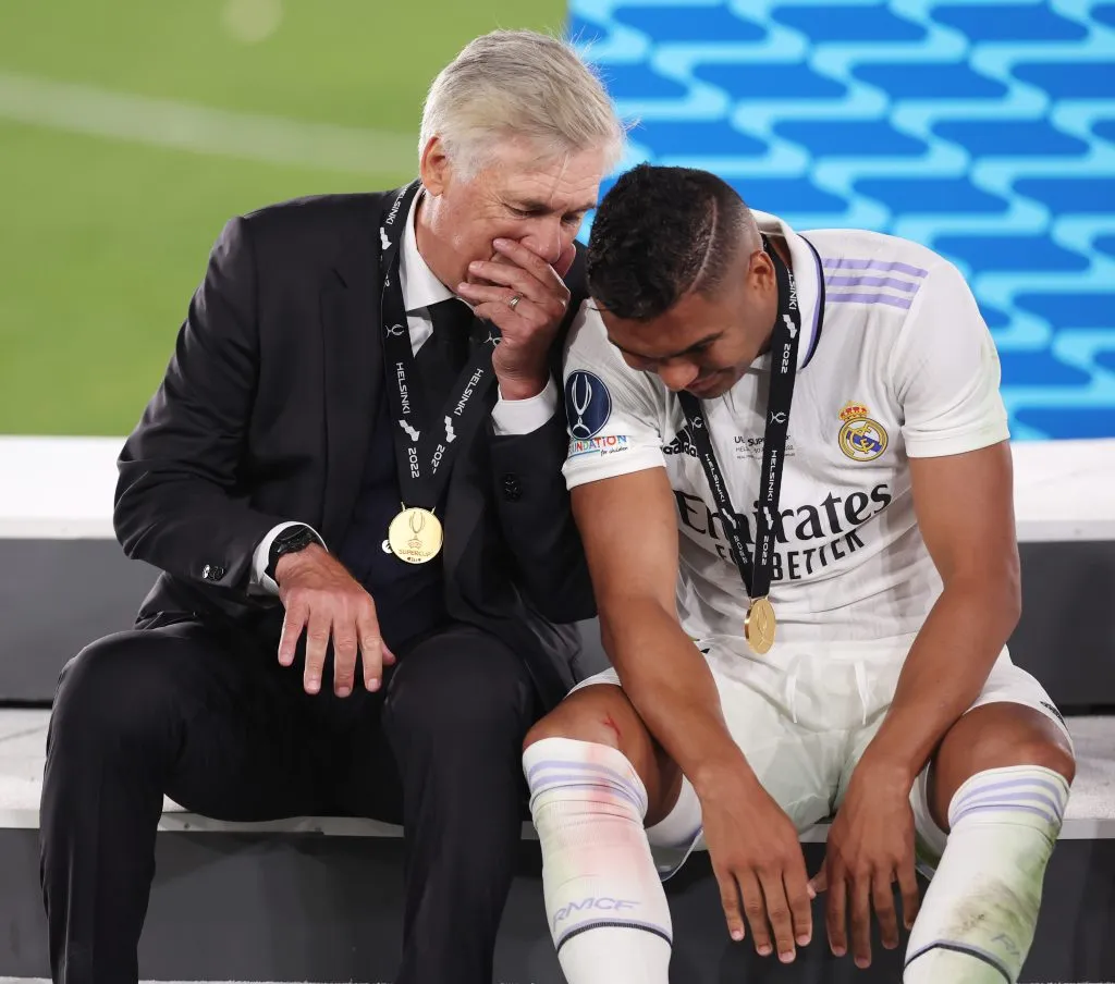 Amboas da Seleção Brasileira, Casemiro de camisa branca e Ancelotti de terno preto, ainda pelo Real Madrid,