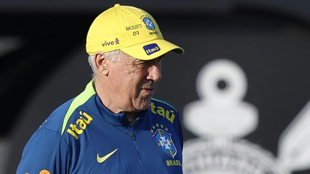 Ancelotti, com a jaqueta azul