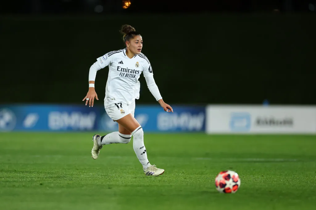 Carla Camacho atuando com a camisa do Real Madrid (Photo by Florencia Tan Jun/Getty Images)