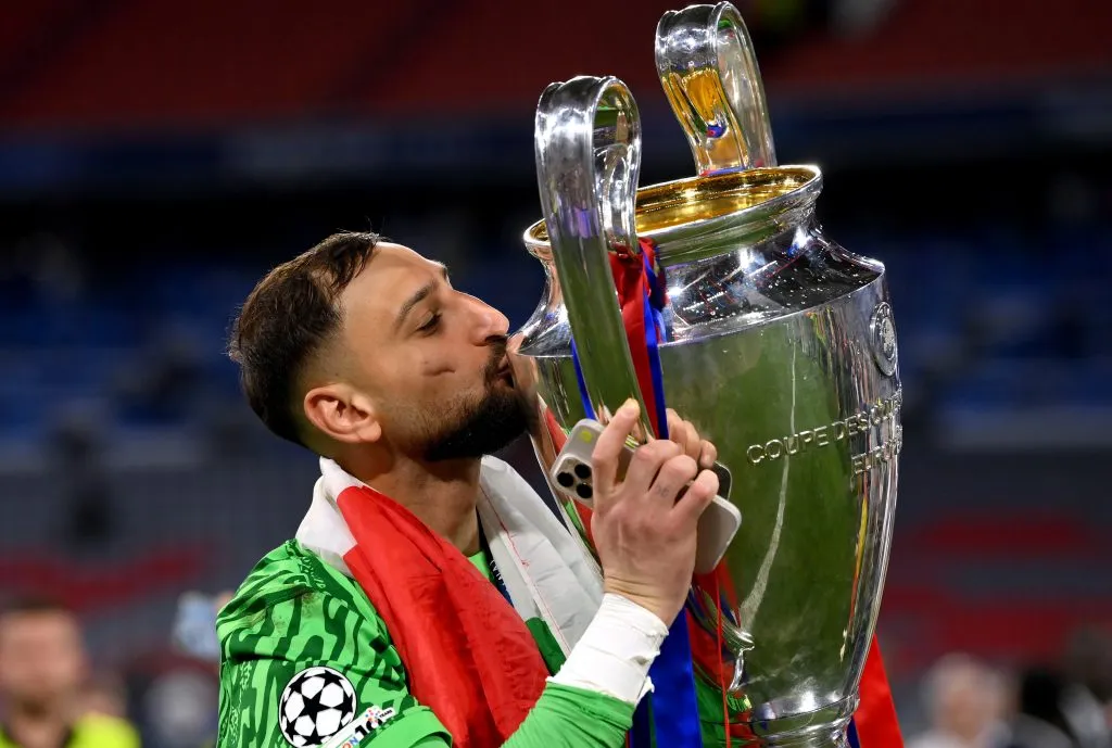Donnarumma com a taça de campeão