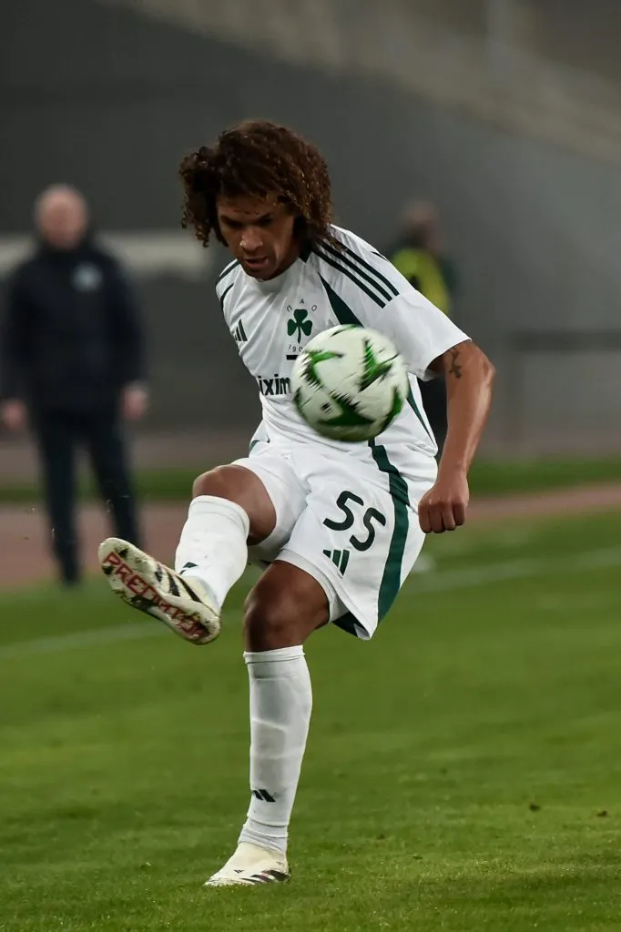 Alvo do Santos, Willian Arão com a camisa branca  e verde