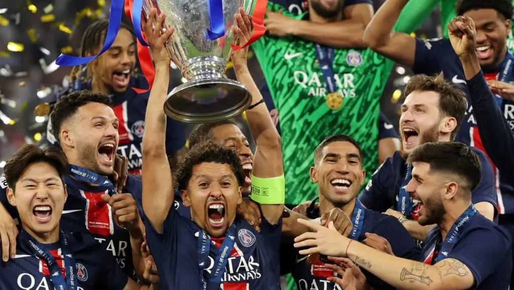 Marquinhos, do Paris Saint-Germain, ergue o troféu da UEFA Champions League após a vitória de sua equipe, garantindo o primeiro título da UEFA Champions League da história do clube e o recorde de maior placar em uma final da competição, com 5 a 0. A conquista aconteceu na final da UEFA Champions League de 2025, entre Paris Saint-Germain e FC Internazionale Milano, na Munich Football Arena, em 31 de maio de 2025, em Munique, Alemanha. (Foto de Carl Recine/Getty Images)