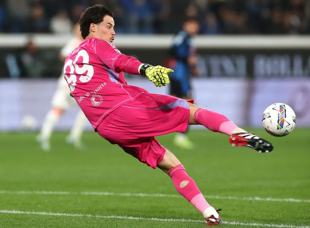Mile Svilar, da AS Roma, em ação durante a partida da Serie A entre Atalanta BC e AS Roma no Estádio Gewiss, em 12 de maio de 2025, em Bérgamo, Itália. (Foto de Marco Luzzani/Getty Images)