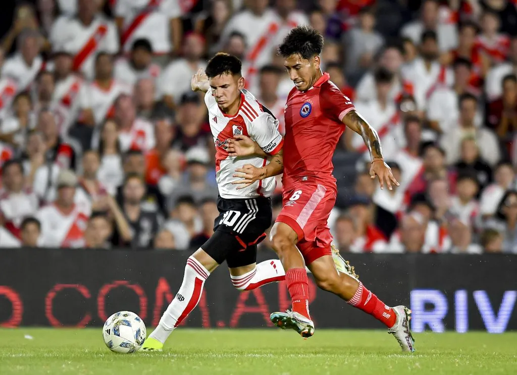 Franco Mastantuono (à esquerda) do River Plate disputa a bola com Román Vega, do Argentinos Juniors, durante uma partida entre River Plate e Argentinos Juniors válida pelo grupo A da Copa da Liga Profissional 2024, no Estádio Más Monumental Antonio Vespucio Liberti, em 28 de janeiro de 2024, em Buenos Aires, Argentina. Este foi o primeiro jogo profissional de Mastantuono. (Foto de Marcelo Endelli/Getty Images)
