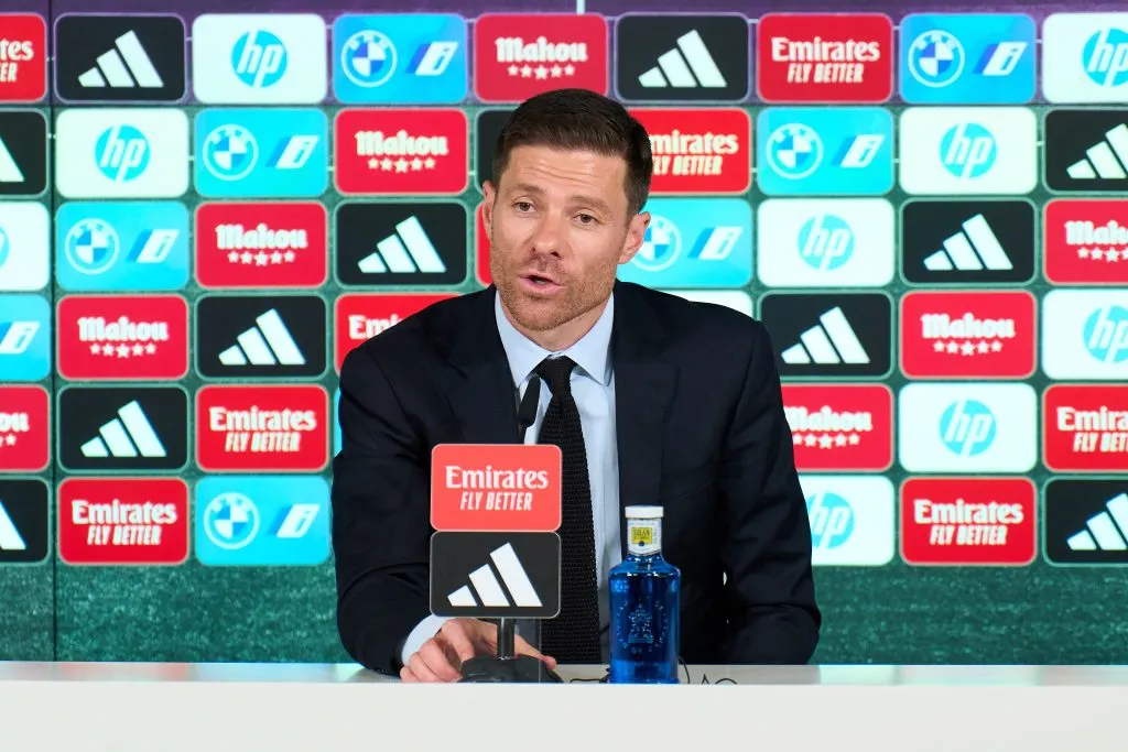 Xabi Alonso fala em entrevista coletiva durante sua apresentação como novo técnico do Real Madrid no centro de treinamentos de Valdebebas, em 26 de maio de 2025, em Madri, Espanha. (Foto de Angel Martinez/Getty Images)