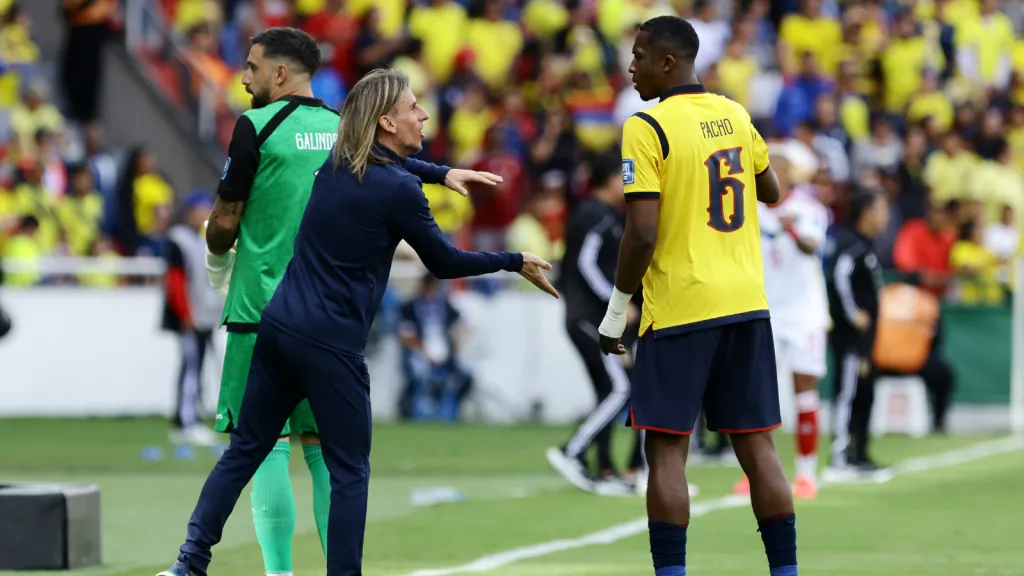 Sebastián Beccacece e Pacho, em partida do Equador. (Photo by Franklin Jacome/Getty Images)