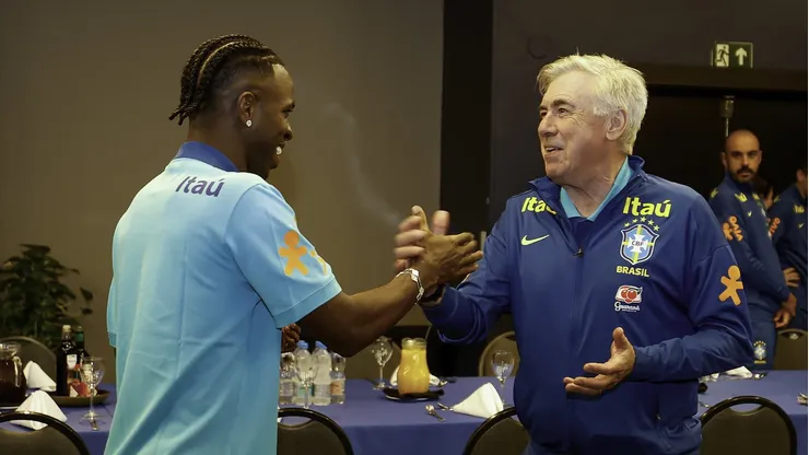 Vini Jr e Ancelotti se cumprimentam no hotel da Seleção Brasileira. Foto: Rafael Ribeiro/Flickr CBF