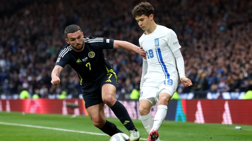 Konstantinos Karetsas em jogo da seleção grega. Foto: Ian MacNicol/Getty Images