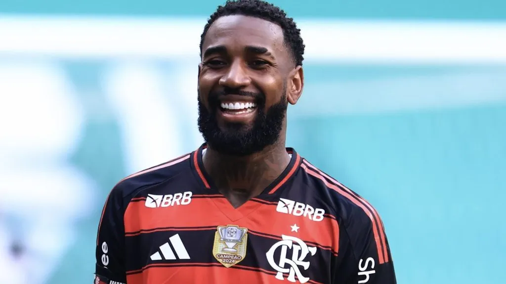 Gerson, com a camisa vermelha e preta do Flamengo