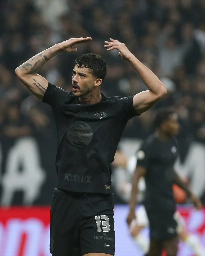 Gustavo Henrique, com a camisa preta do Corinthians 