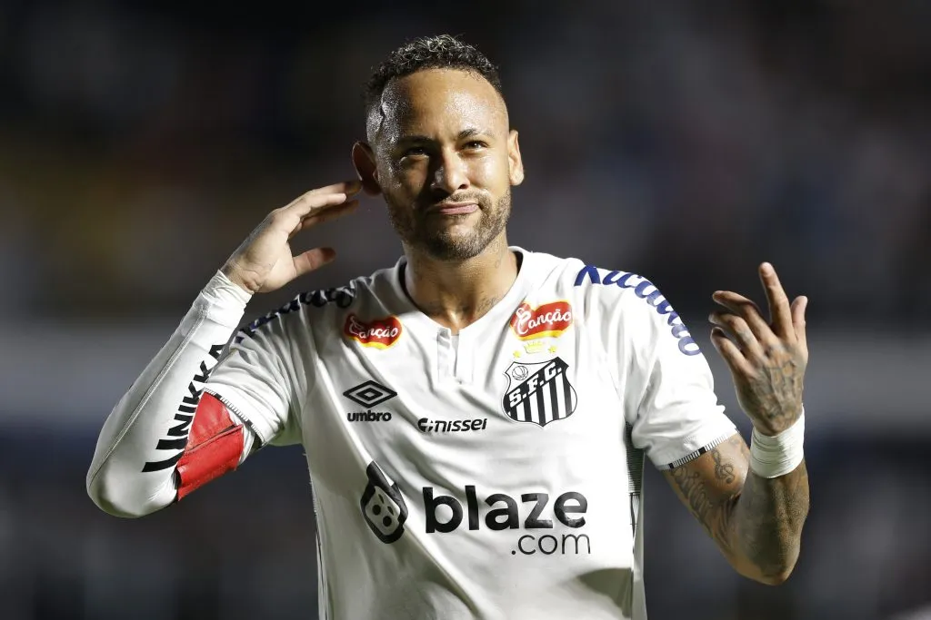 Neymar, com a camisa branca do Santos