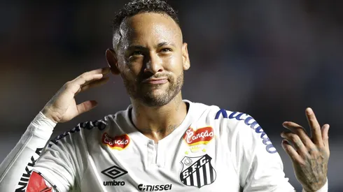 Neymar em jogo do Santos. Craque brasileiro está na mira do Aston Villa. Foto: Miguel Schincariol/Getty Images