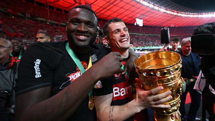 Boniface e Xhaka comemorando título com o Bayer Leverkusen. Foto: Stuart Franklin