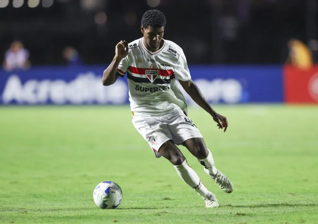 Lucas Ferreira, do São Paulo, domina a bola durante uma partida da Copa CONMEBOL Libertadores 2025 entre São Paulo e Alianza Lima, no MorumBIS, em 10 de abril de 2025, em São Paulo, Brasil. (Foto de Alexandre Schneider/Getty Images)