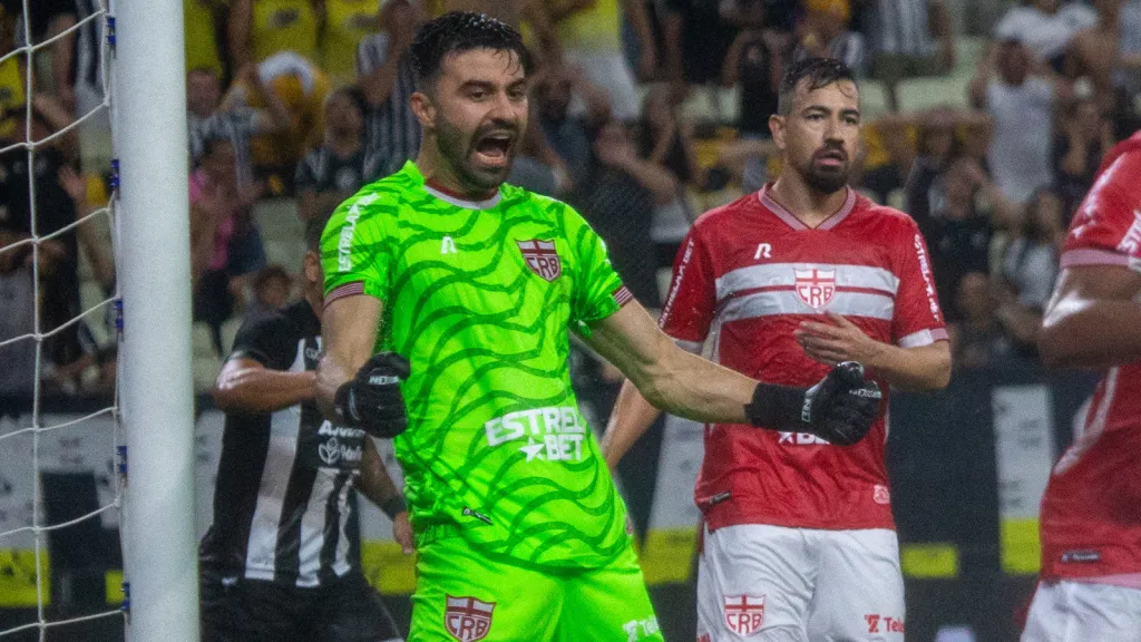 Matheus Albino comemora em partida do CRB. (Foto: &nbsp;Baggio Rodrigues/AGIF)