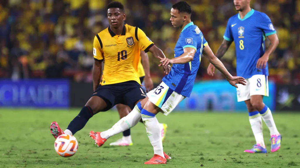 Vanderson em partida da Seleção Brasileira contra o Equador (Photo by Franklin Jacome/Getty Images)