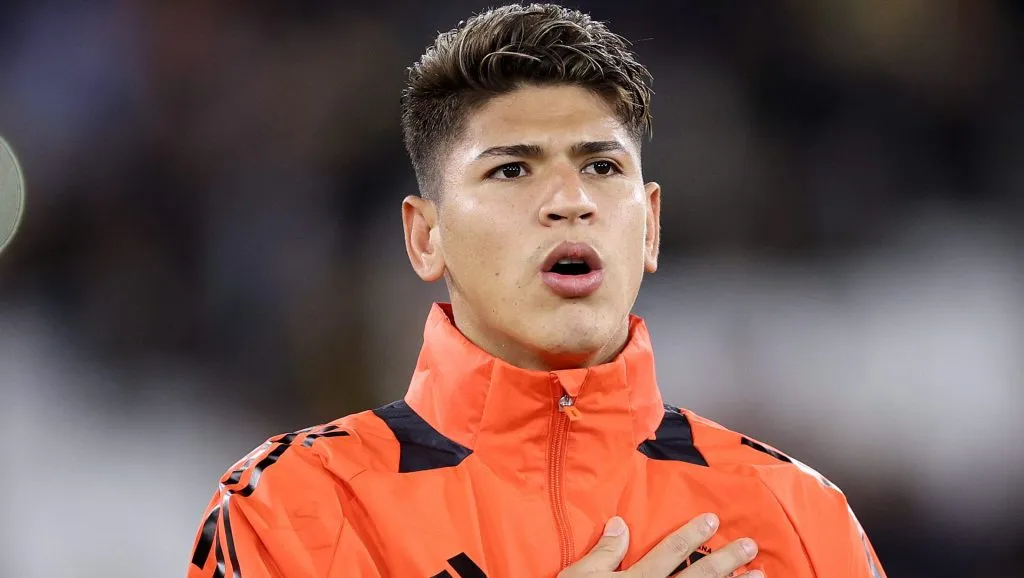 Carrascal, alvo do Flamengo, com a jaqueta laranja, em campo