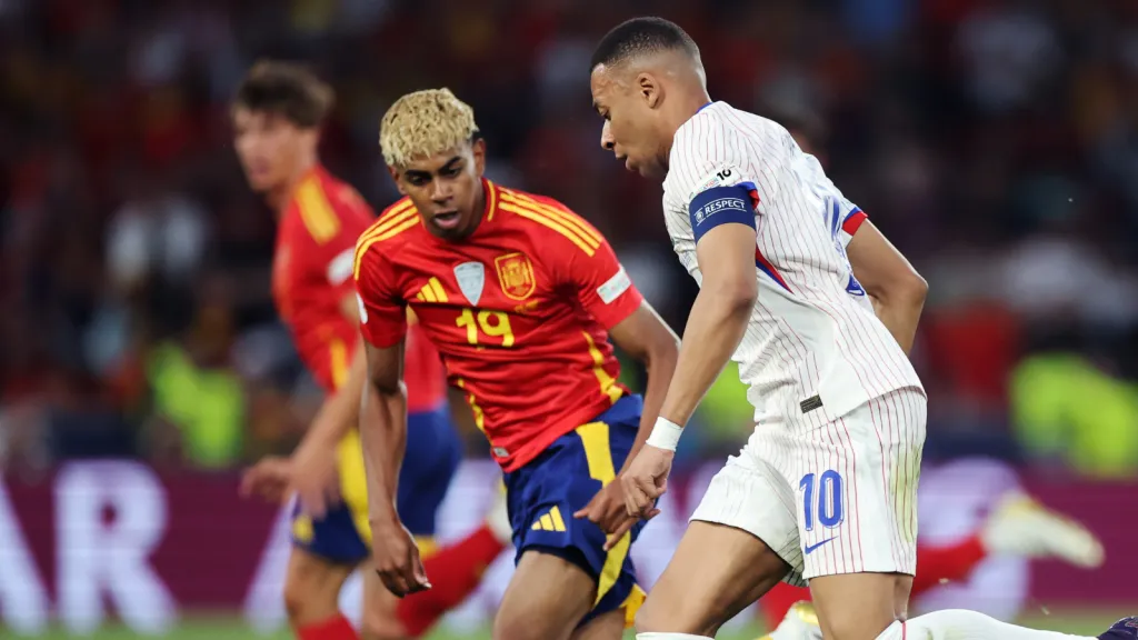 Kylian Mbappé sendo marcado por Lamine Yamal (Photo by Alex Grimm/Getty Images)