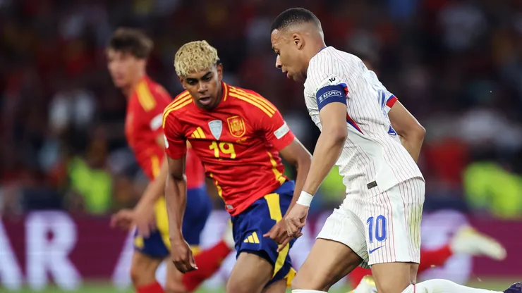 Kylian Mbappé marcado por Yamal. Foto: Alex Grimm/Getty Images