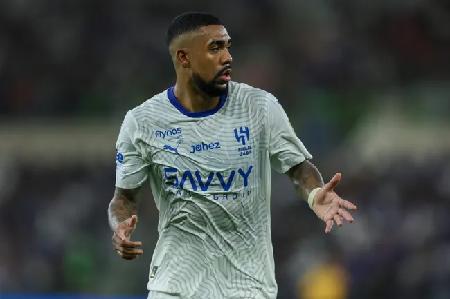 malcom, desejo da torcida do corinthians, com a camisa branca e azul do al-hilal