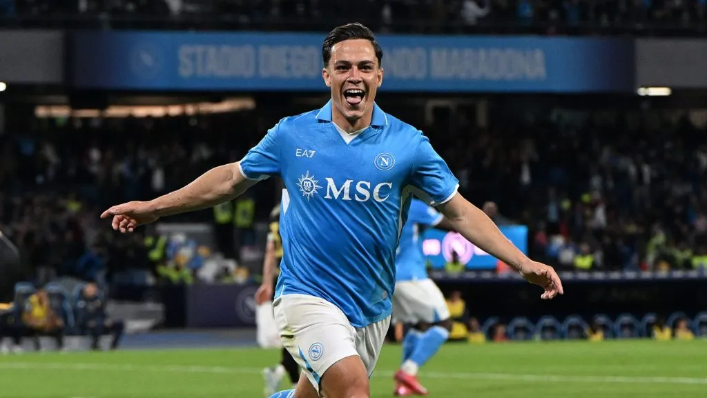 Giacomo Raspadori, do Napoli, comemora após marcar o segundo gol de sua equipe durante a partida da Série A entre Napoli e Genoa, no Estádio Diego Armando Maradona, em 11 de maio de 2025, em Nápoles, Itália. (Foto de Francesco Pecoraro/Getty Images)