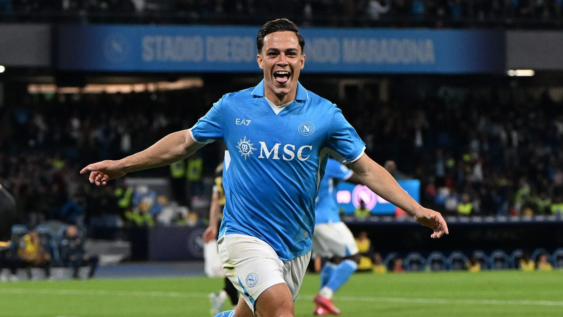 Giacomo Raspadori, do Napoli, comemora após marcar o segundo gol de sua equipe durante a partida da Série A entre Napoli e Genoa, no Estádio Diego Armando Maradona, em 11 de maio de 2025, em Nápoles, Itália. (Foto de Francesco Pecoraro/Getty Images)