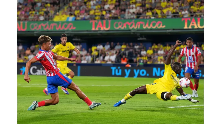 As tratativas envolvem o Atlético de Madrid e podem incluir a ida de Álex Baena ao clube colchonero. (Foto de Aitor Alcalde/Getty Images)