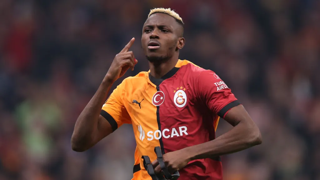Victor Osimhen comemora com a camisa do Galatasaray. (Photo by Ahmad Mora/Getty Images)