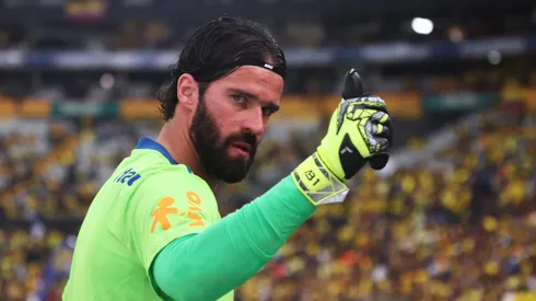 Alisson em ação pela Seleção Brasileira