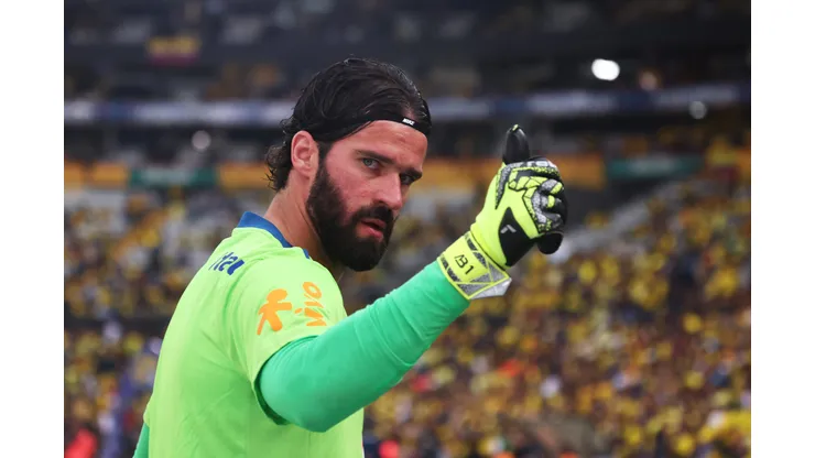 Alisson em ação pela Seleção Brasileira