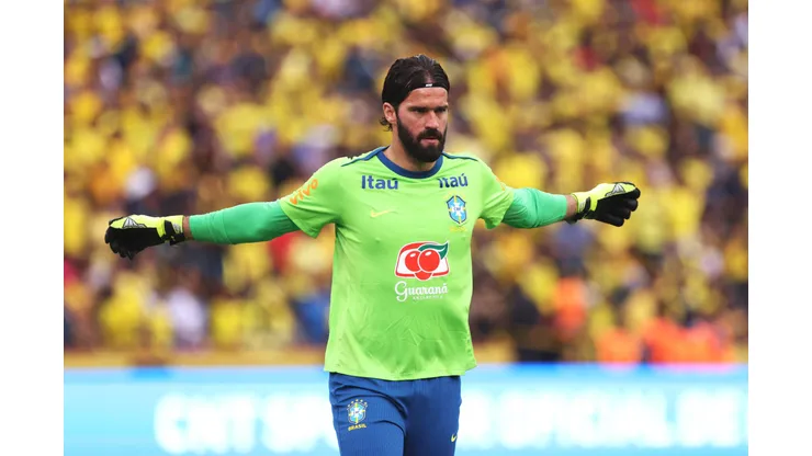Alisson em ação no duelo contra o Equador