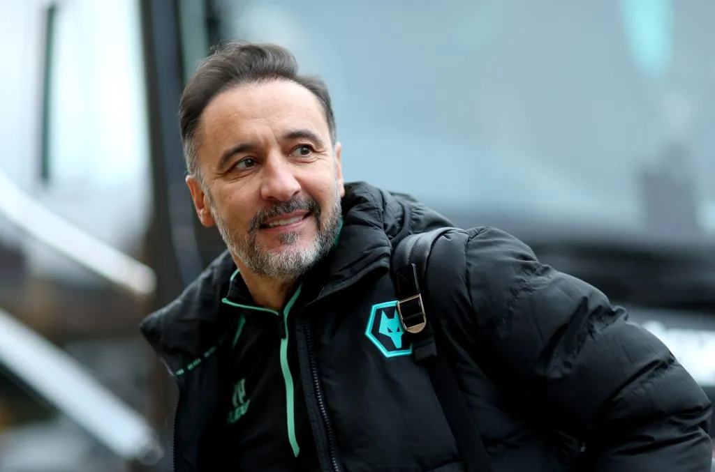 Vitor Pereira, treinador do Wolverhampton Wanderers, chega ao estádio antes da partida da Premier League entre Wolverhampton Wanderers FC e Aston Villa FC, no Molineux, em 1º de fevereiro de 2025, em Wolverhampton, Inglaterra. (Foto de Naomi Baker/Getty Images)
