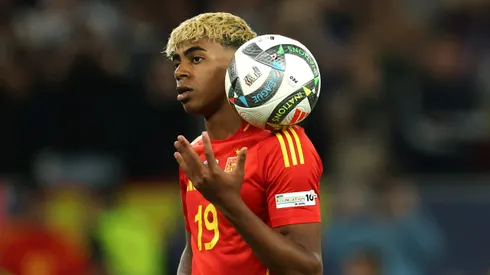 Na véspera da grande final da Liga das Nações, Lamine Yamal rouba os holofotes ao provocar Portugal nas redes sociais e demonstrar confiança total no título espanhol. (Foto de Alexander Hassenstein/Getty Images)