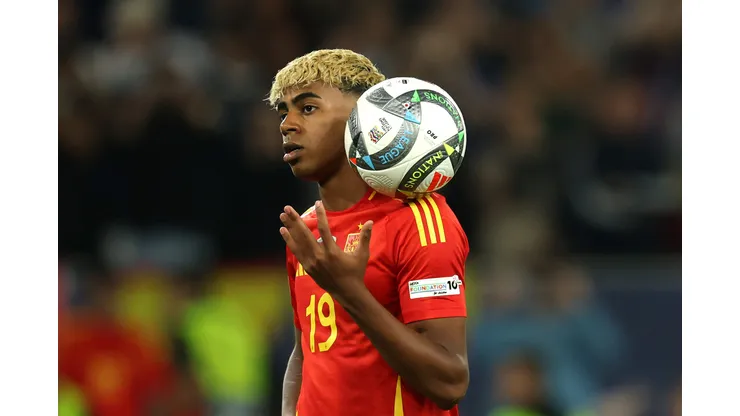 Na véspera da grande final da Liga das Nações, Lamine Yamal rouba os holofotes ao provocar Portugal nas redes sociais e demonstrar confiança total no título espanhol. (Foto de Alexander Hassenstein/Getty Images)