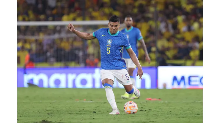 Casemiro em duelo contra o Equador