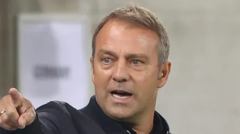 Barcelona de Flick recebe notificação de zagueiro por rescisão de contrato.