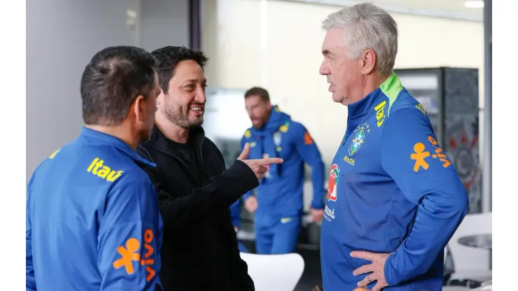 Arthur Elias e Carlo Ancelotti (Foto: @rafaelribeirorio I CBF)