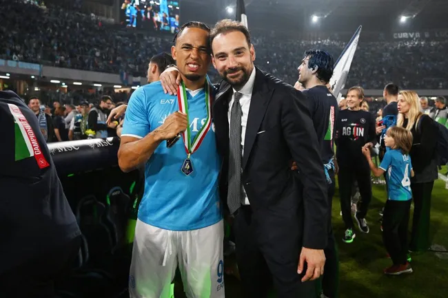 Flamengo - Noah Okafor, com a camisa azul do Napoli