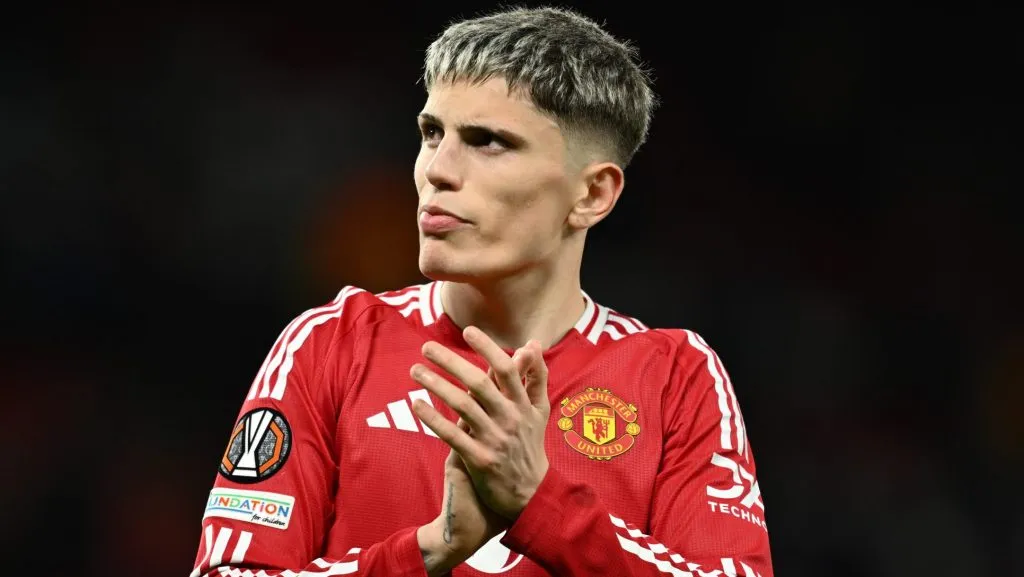 Garnacho, com a camisa vermelha do Manchester United, em campo