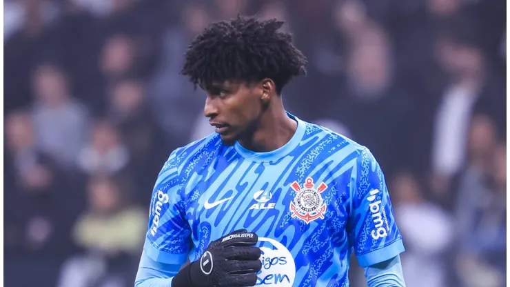 za, do Corinthians, faz Raphinha passar sufoco em treino da Seleção.