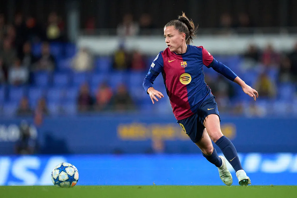 Claudia Pina atuando pelo Barcelona (Photo by Alex Caparros/Getty Images)